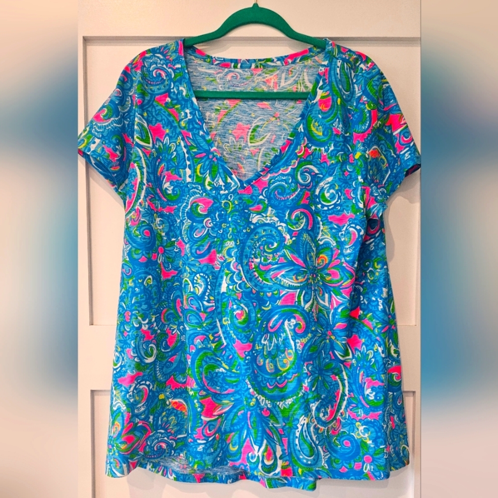 Lilly Pulitzer Vibrant Paisley V-Neck Top. Size: XL
